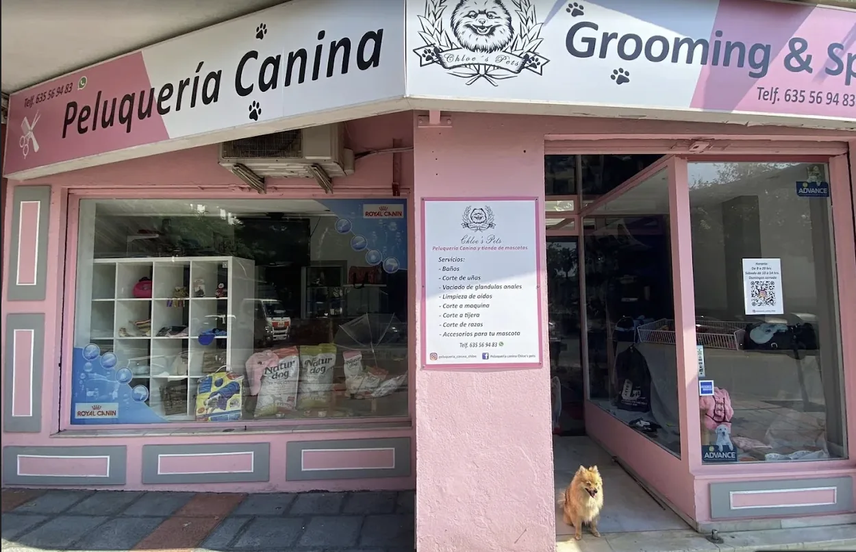 Fachada rosa de Chloe's Pets en la Av. General López Domínguez, Marbella